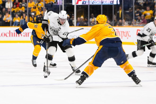 Hokejisti moštva Nashville Predators so tokrat dobro pokrivali Anžeta Kopitarja (na sredini). FOTO: Steve Roberts/Usa Today Sports