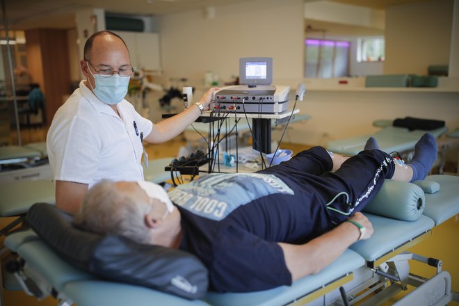 Naprave bodo polpokretnim in nepokretnim bolnikom s krvnim rakom, ki preživljajo dolgotrajne hospitalizacije, omogočile, da bodo znova hodili in se vrnili v življenje. FOTO: Uroš Hočevar/Delo