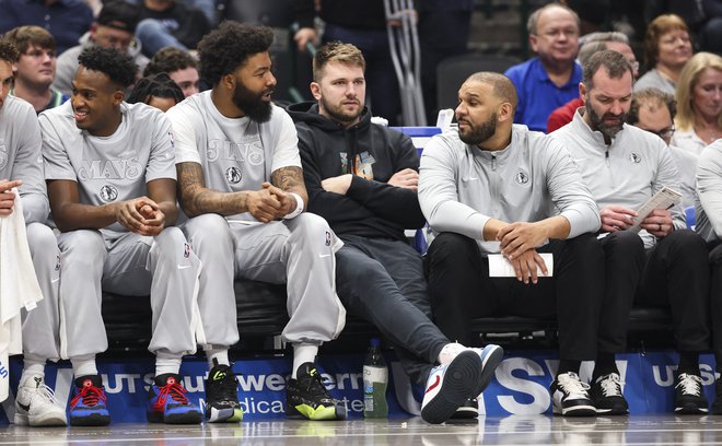 Dončić je s klopi spremljal srečanje. FOTO: Kevin Jairaj/Reuters