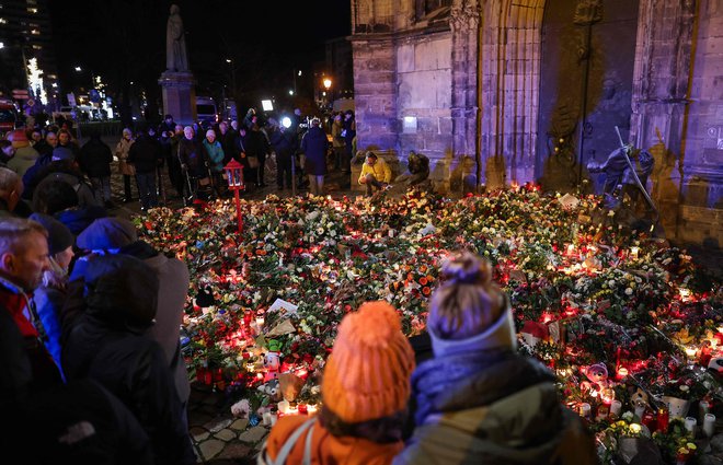 Ljudje v Nemčiji žalujejo. FOTO: Ronny Hartmann/AFP