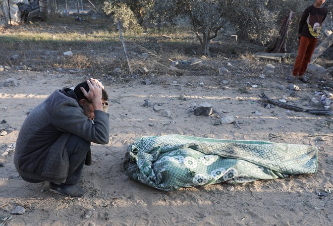 Izraelska vojska je ponoči ubila najmanj 28 ljudi v Gazi. FOTO: Ramadan Abed/Reuters