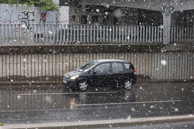 Meja sneženje se bo ponoči hitro spuščala, sneženje pa bo najobilnejše na Notranjskem, Kočevskem, morda tudi na Dolenjskem. FOTO: Leon Vidic