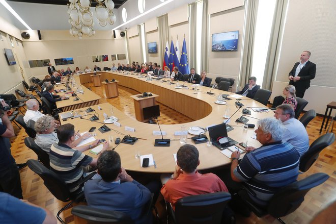 Sistemska ureditev delnega povračila plače za skrajšan delovni čas za podjetja v težavah naj bi zaživela v prvih mesecih prihodnjega leta. FOTO: Leon Vidic