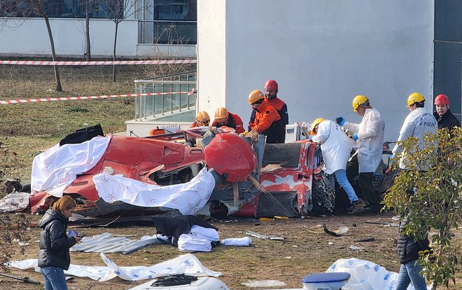 Ostanki helikopterja. FOTO: Kenan Gurbuz/Reuters