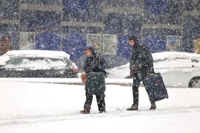 Sneg je naprej pobelil nekatere kraje na jugozahodu države. FOTO: Dejan Javornik