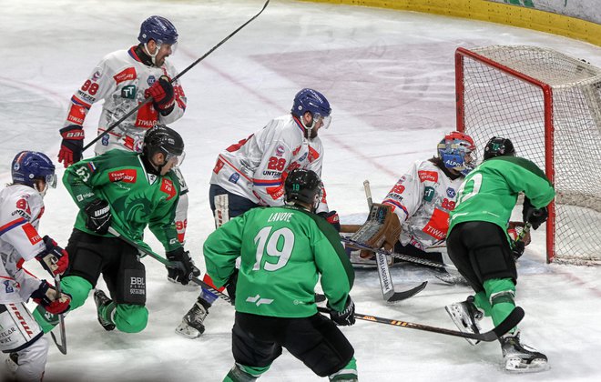 Hokejisti so se po sušnih treh tednih spet veselili zmage. FOTO: Blaž Samec/Delo