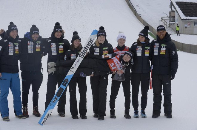 Katra Komar, Taja Bodlaj in Ema Klinec so predvčerajšnjim v Engelbergu ponosno dvignile zmagovalko Niko Prevc. FOTO: Weltcup Engelberg