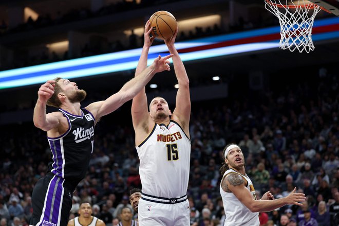 Najkoristnejši košarkar v ligi NBA Nikola Jokić se je po slabem prvem polčasu prebudil v drugem in prišel še do enega trojnega dvojčka. FOTO: Ezra Shaw/Getty Images Via AFP