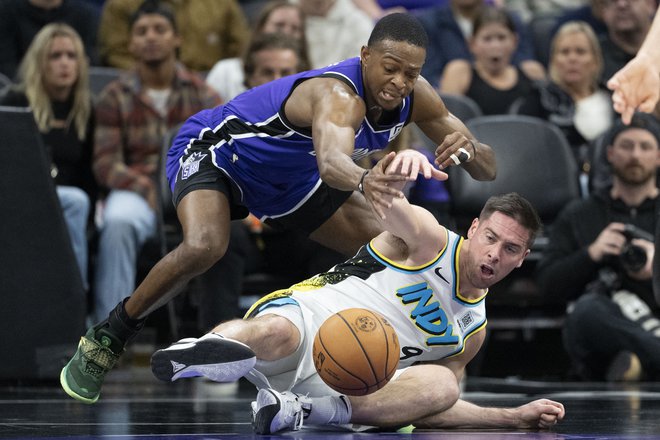 Sacramantov branilec De'Aaron Fox (levo) je bil v senci Indianinega T.J. McConnella.  FOTO: Kyle Terada/Usa Today Sports Via Reuters Con