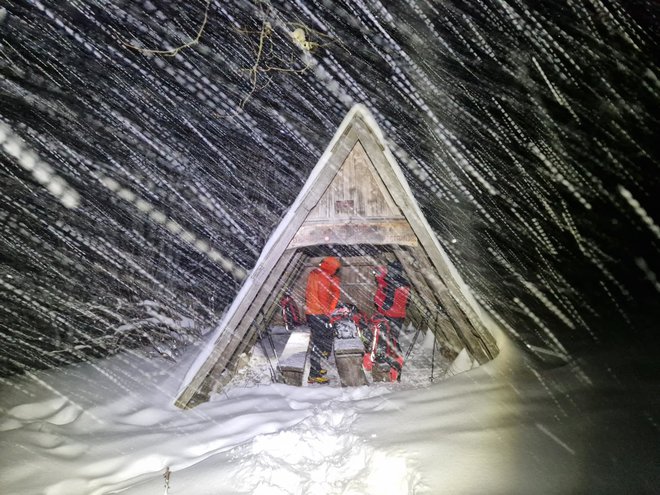 Gorski reševalci v nedeljo ponoči pod Kamniškim sedlom. FOTO: GRS Kamnik