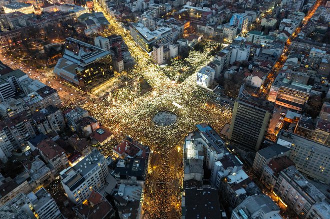 Študentje, ki že več tednov protestirajo, so na nedeljski shod na trgu Slavija v Beogradu pritegnili nepregledno množico ljudi, nezadovoljnih s stanjem v Srbiji. FOTO: Djordje Kostic/AFP