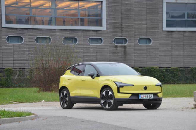 Volvo EX30 s pogonom na zadnji kolesi in zmogljivejšim pogonskim akumulatorjem stane od 51.752 evrov brez odštete subvencije. FOTO: Gašper Boncelj