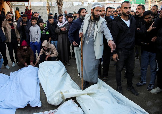 Ranjenih je vsaj dvajset ljudi. FOTO: Hatem Khaled/Reuters