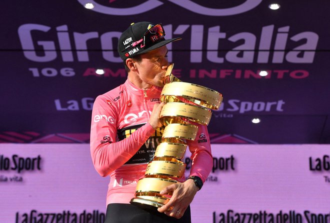 Roglič z neskončno trofejo za zmagovalca Gira. FOTO: Jennifer Lorenzini/Reuters