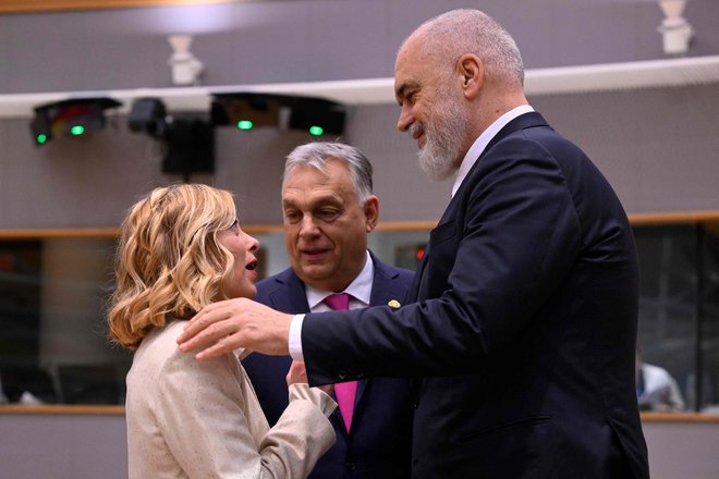 Giorgia Meloni z madžarskim predsednikom vlade Viktorjem Orbánom in albanskim predsednikom vlade Edijem Ramo. FOTO: John Thys/AFP