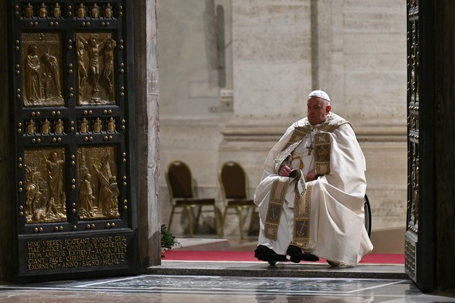 Papež Frančišek je odprl sveta vrata bazilike svetega Petra. FOTO: Alberto Pizzoli/AFP