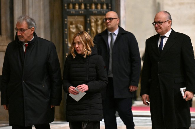 Pri maši sta bila tudi italijanska premierka Giorgia Meloni in rimski župan Roberto Gualtieri. FOTO: Alberto Pizzoli/Reuters