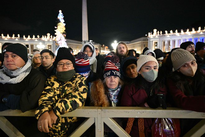 Na Trgu svetega Petra je bilo veliko ljudi. FOTO: Alberto Pizzoli/AFP