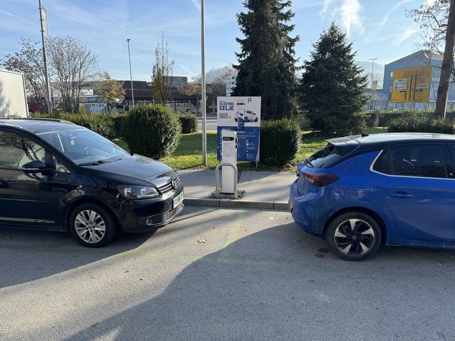 Še zmeraj je cel kup polnilnih mest za električne avtomobile, ki jih zasedejo vozniki klasičnih avtomobilov. FOTO: Aljaž Vrabec