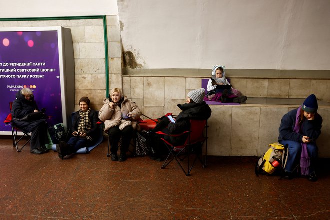 Precej ljudi v Ukrajini je božič preživelo v zakloniščih. FOTO: Thomas Peter/Reuters