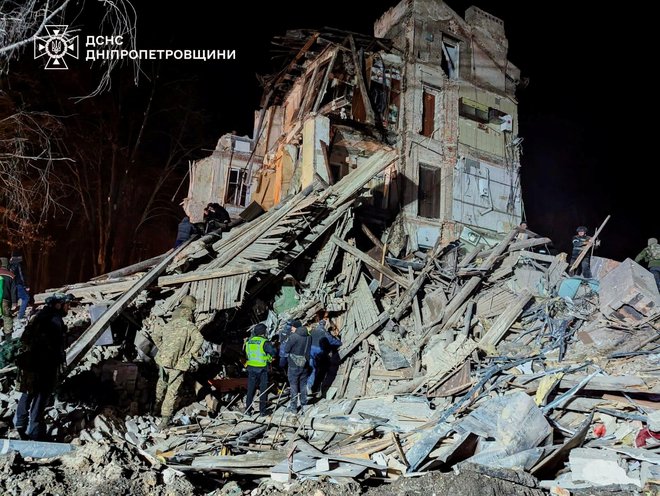 Uničenje v mestu Krivi Rog. FOTO: State Emergency Service Of Ukrai/Reuters