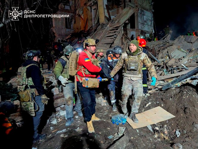 Uničenje v mestu Krivi Rog. FOTO: State Emergency Service Of Ukrai/Reuters