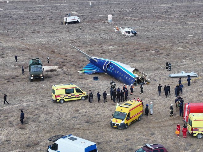 Po navedbah lokalnih oblasti je letalo zagorelo. FOTO: Azamat Sarsenbayev/Reuters