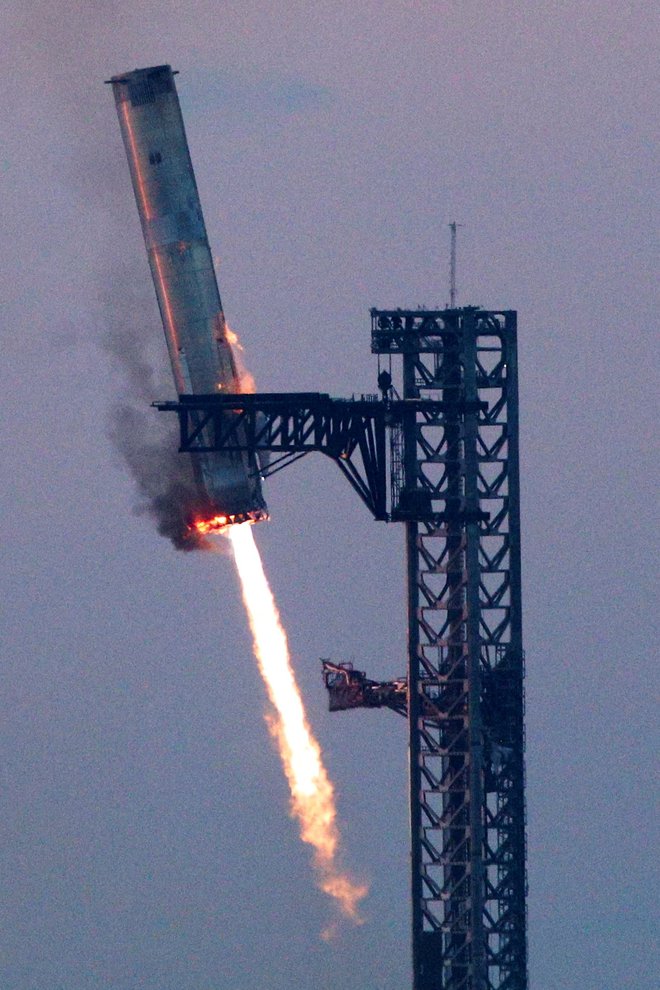 Spacex je navdušil z ulovom nosilne stopnje starshipa. FOTO: Kaylee Greenlee Beal/Reuters

 