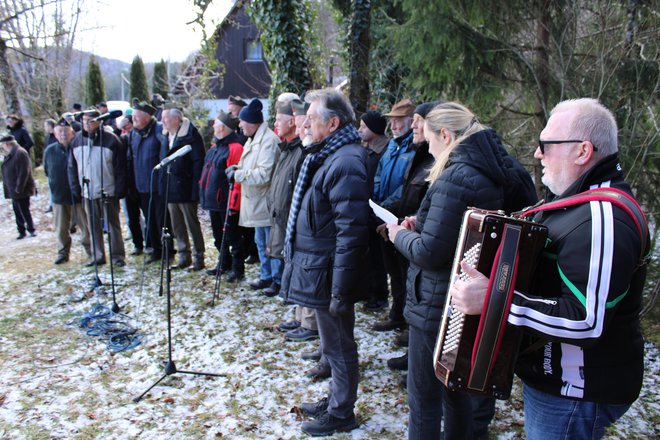 Partizanski pevski zbor je na Tisju zapel venček partizanskih pesmi. FOTO: Bojan Rajšek/Delo