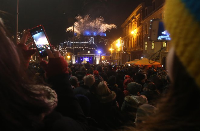 Množično silvestrovanje pred odrom na Kongresnem trgu v Ljubljani ima že dolgo tradicijo. FOTO: Igor Zaplatil/Delo