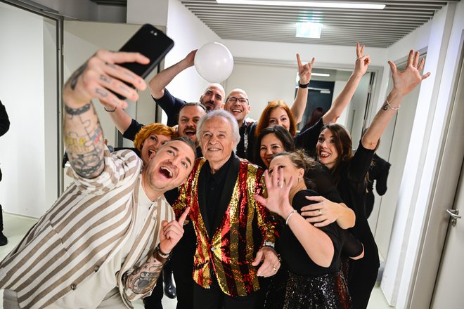 Alfi Nipič v družbi Perpetuum Jazzile. Nipič bo poseben gost silvestrovanja v Mariboru, Perpetuum Jazzile bo imel jutri dva nastopa v Ljubljani. FOTO: Marko Pigac/MP Produkcija/Pigac