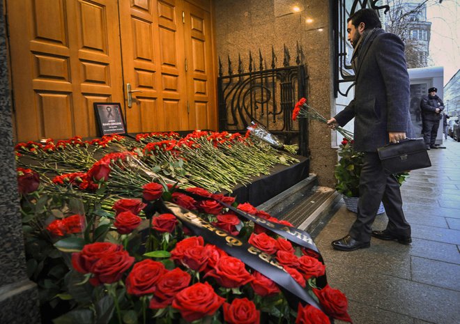 V Azerbajdžanu je dan žalovanja za žrtvami letalske nesreče v Kazahstanu. FOTO: Alexander Nemenov/AFP