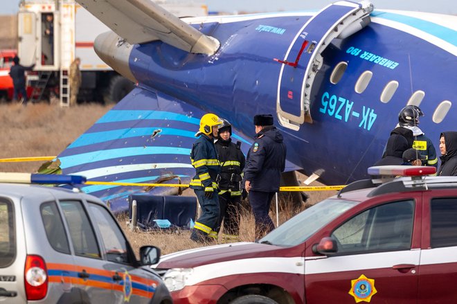 Strmoglavljeno letalo Embraer 190 je v sredo vzletelo iz Bakuja in poletelo proti čečenskemu mestu Grozni. FOTO: Issa Tazhenbayev/AFP