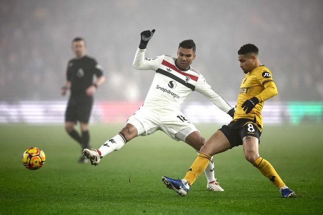 Na štadionu Molinaux je nogometaše pričakala gosta megla. Foto Henry Nicholls/AFP