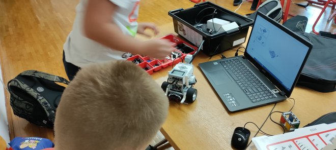 Pri robotiki delajo z različnimi robotki, v tretji triadi imajo lego robotiko. FOTO: osebni arhiv