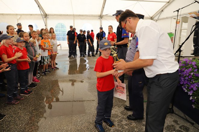 Številne naloge, ki zadevajo vsakega posameznika. Vsak državljan je tudi občan v eni od lokalnih skupnosti.

FOTO: Oste Bakal