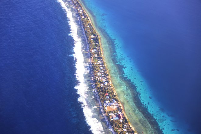 Funafuti, najbolj poseljen otok v otoški državi Tuvalu. FOTO: Kirsty Needham/Reuters