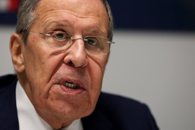 Sergej Lavrov je ponovno izjavil, da je ukrajinska vlada nelegitimna in zato neprimerna za pogajalskega partnerja. FOTO: Florion Goga/Reuters