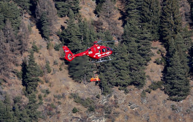 Cypriena Sarrazina so s helikopterjem prepeljali v bolnišnico. FOTO: Denis Balibouse/Reuters