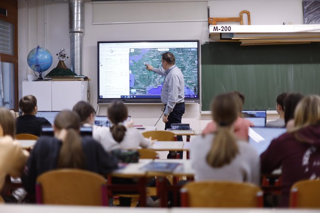 Matej Matkovič: »Ne vem, ali gremo dovolj hitro v korak s tehnologijo. To je kot zgodba o želvi in zajcu. Učenci in tehnologija so zajci, učitelji smo pa želve. Ministrstvo nam da najboljše copate, trenerja, navijače, ki nas spodbujajo, ampak mi smo še vedno želve.« FOTO: Leon Vidic/Delo