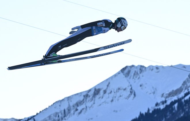 Anže Lanišek v zraku v Oberstdorfu. FOTO: Kerstin Joensson/AFP