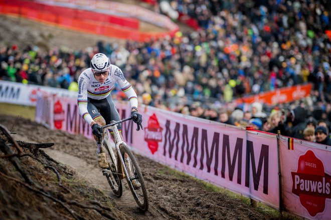 Mathieu van der Poel navdušuje tudi v blatu. FOTO: Jasper Jacobs/AFP