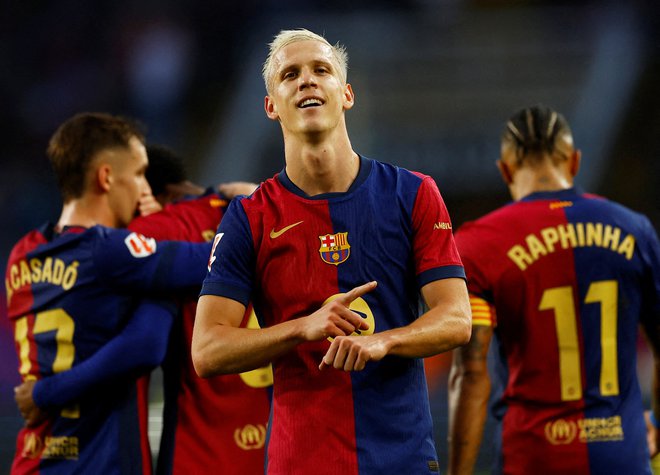 Dani Olmo bo še naprej nosil dres Barcelone. FOTO: Albert Gea/Reuters