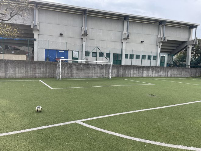 Pomožno igrišče Vesne za vadbo najmlajših. Pod tribuno načrtujejo še manjšo telovadnico. FOTO: Rok Tamše