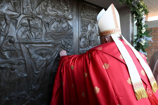 Papež Frančišek je odprl sveta vrata. FOTO: Francesco Sforza via Reuters