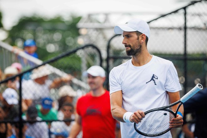 Novak Đoković na treningu pred turnirjem v Brisbanu. FOTO: Patrick Hamilton/AFP