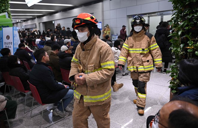 Pri reševanju sicer pomaga več kot 1500 ljudi, od tega približno 490 gasilcev. FOTO: Jung Yeon-je/AFP