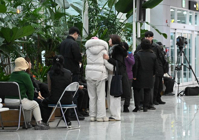 Sorodniki potnikov se zbirajo na letališču. FOTO: Jung Yeon-je/AFP