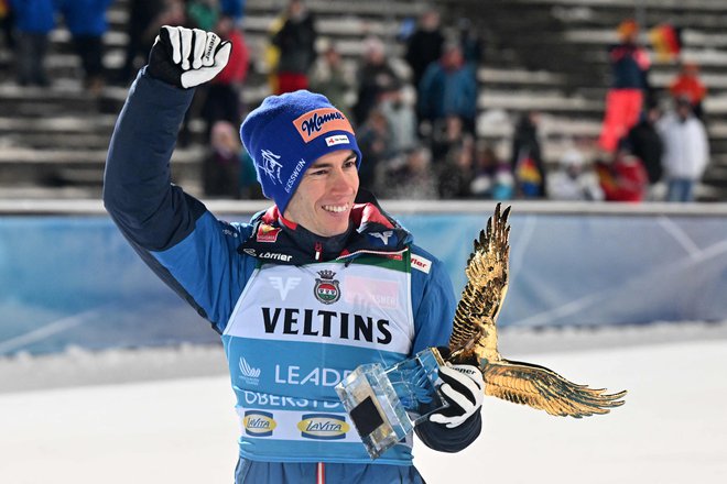 Stefan Kraft je prvi stegnil prste po zlatem orlu. Foto Kerstin Joensson/AFP