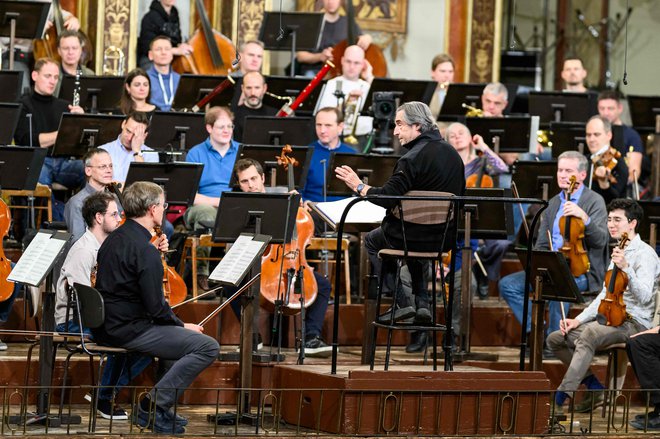 Dunajske filharmonike bo na novoletnem koncertu vodil dirigent Riccardo Muti, ki zaznamuje tudi pol stoletja tesnega prijateljstva z orkestrom. FOTO: Max Slovencik/AFP